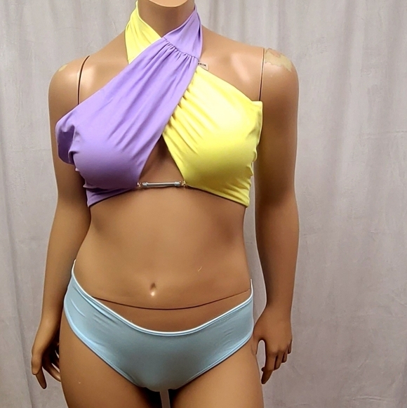 V waist halter neck bikini - Picture 3 of 5